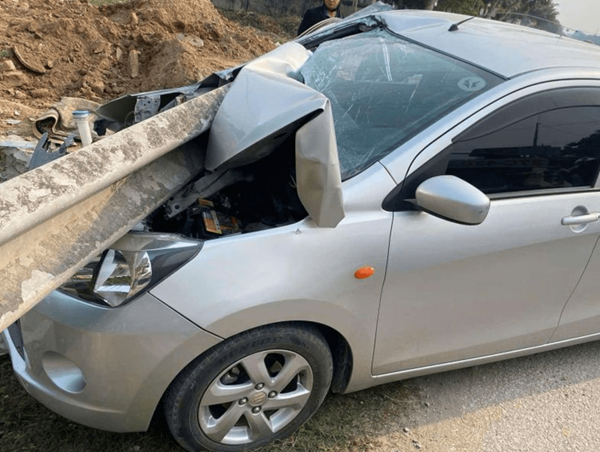 Nghệ An: Ô tô mất lái đâm xuyên hộ lan trên quốc lộ 1