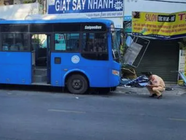 TP Hồ Chí Minh: Xe buýt liên tiếp tông xe máy và xe đạp khiến 2 người bị thương