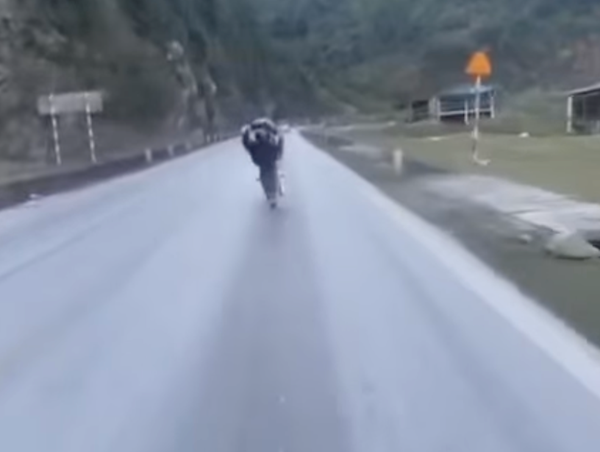 Hoà Bình: 4 thanh thiếu niên bị triệu tập vì bốc đầu xe máy quay clip câu like