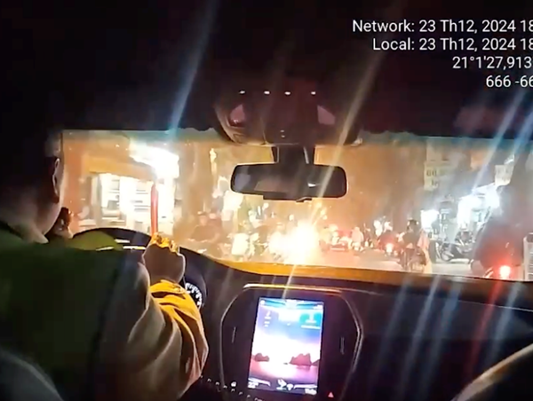 CSGT kịp thời đưa bé 3 tuổi ngất xỉu trên xe khách đi cấp cứu