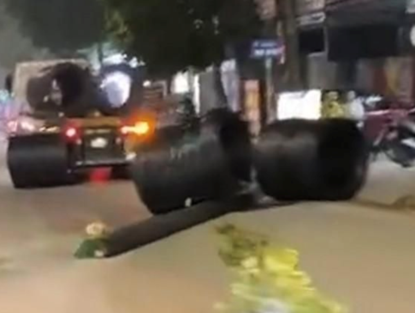 Hà Nội: Đứt dây chằng buộc, 4 cuộn thép nặng hàng tấn rơi từ ô tô xuống đường