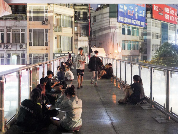 Hà Nội: Tuyên truyền, xử lý tụ tập gây mất an ninh trật tự trên các cầu vượt đi bộ