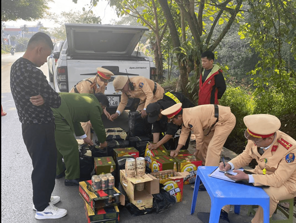 Hà Giang: phát hiện ô tô bán tải chở hàng hoá không rõ nguồn gốc xuất xứ
