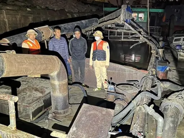 Hà Nội: Bắt giữ tàu khai thác cát trái phép trên sông Hồng