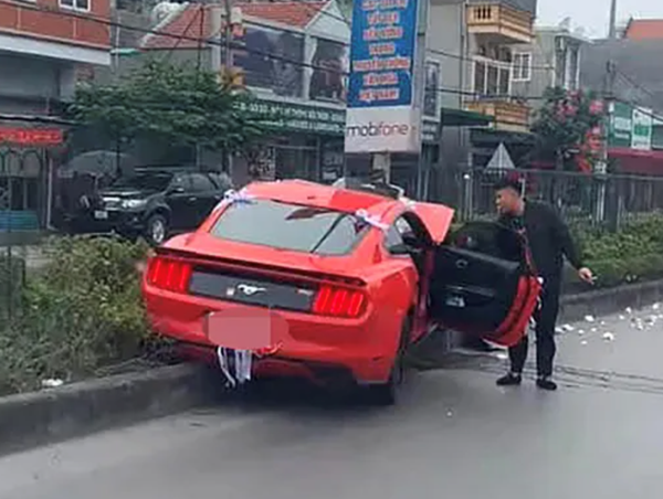 Quảng Ninh: xe dâu mất lái lao dải phân cách, cô dâu chú rể may mắn thoát nạn