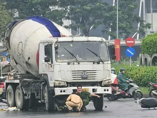 Xe máy va chạm với xe bồn, nam thanh niên tử vong tại chỗ