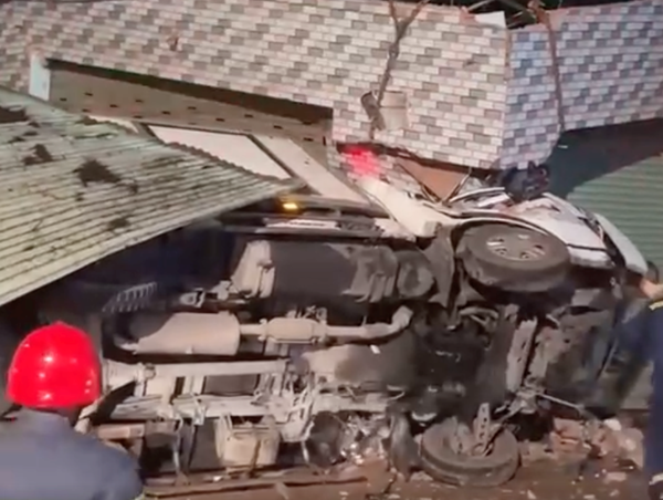 Đồng Nai: Phá cabin cứu tài xế mắc kẹt sau tai nạn