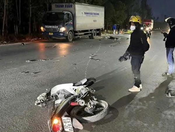 Phóng nhanh đâm trúng xe tải đang dừng đỗ, 2 người đi xe máy thương vong
