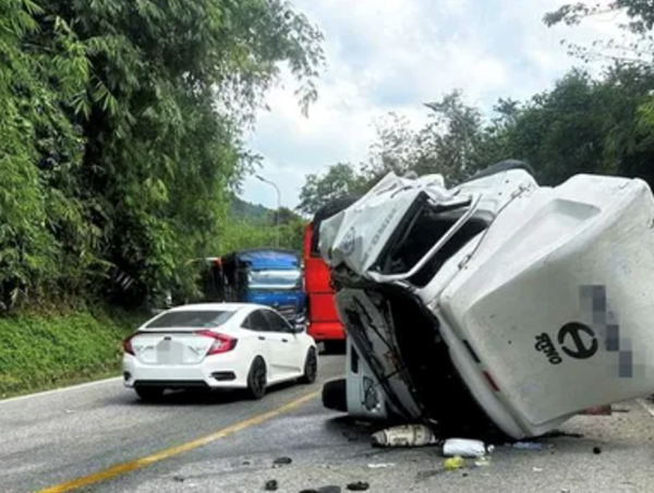 Lật xe đầu kéo trên đèo Bảo Lộc