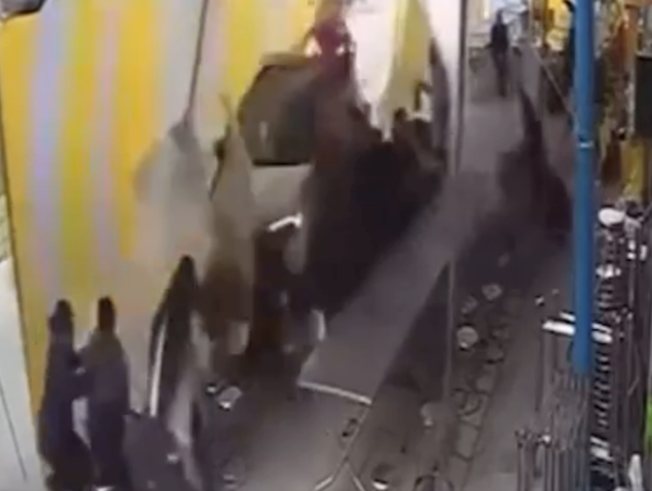 Hải Dương: Ô tô đâm vào rạp đám tang, 5 người bị thương