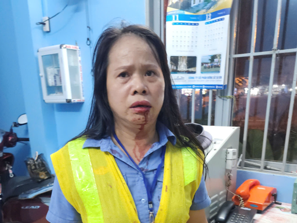 Nữ gác chắn bị đánh gãy xương mũi vì không mở barie cho xe máy vượt tàu hoả
