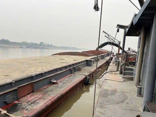 Hà Nội: Bắt giữ tàu khai thác cát trái phép tại thị xã Sơn Tây