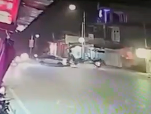 Hải Dương: Xe máy đấu đầu ô tô, 2 thanh niên bị thương nặng