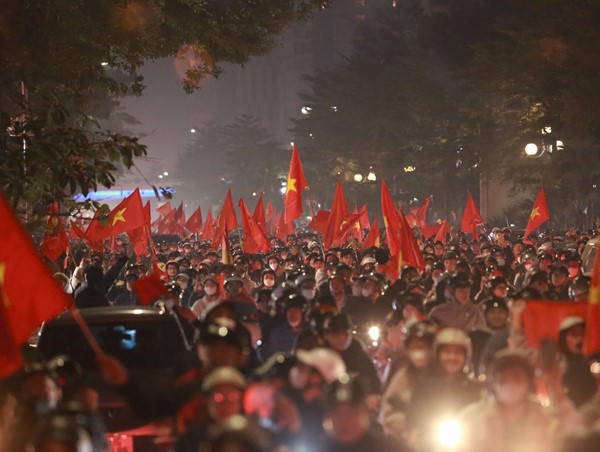 Người dân đổ ra đường mừng chiến thắng của đội tuyển Việt Nam, Hà Nội rợp cờ hoa