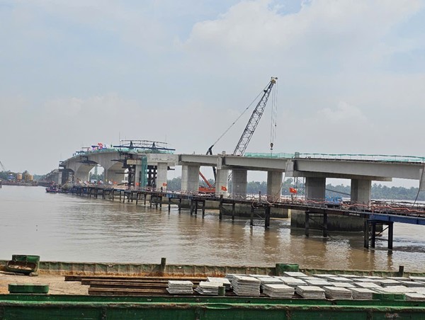 Hợp long cầu Đại Ngãi 2 nối Trà Vinh - Sóc Trăng