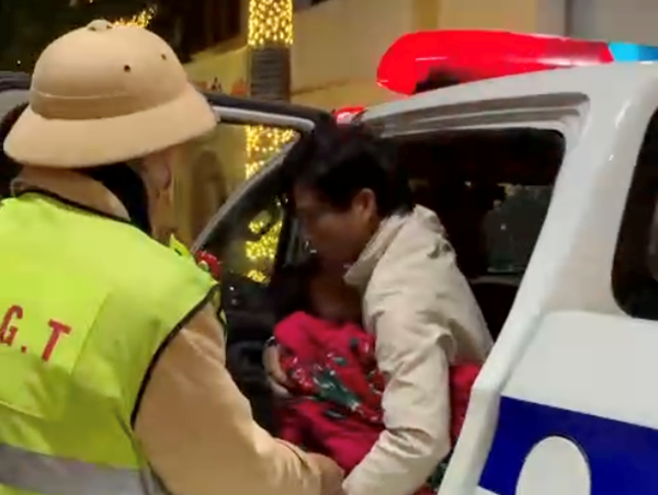 CSGT kịp thời đưa cháu bé 4 tuổi đi cấp cứu thoát cơn nguy kịch