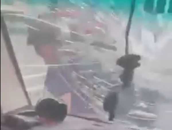 Triệu tập người đàn ông đi xe máy chặn ô tô, đập phá sau va chạm