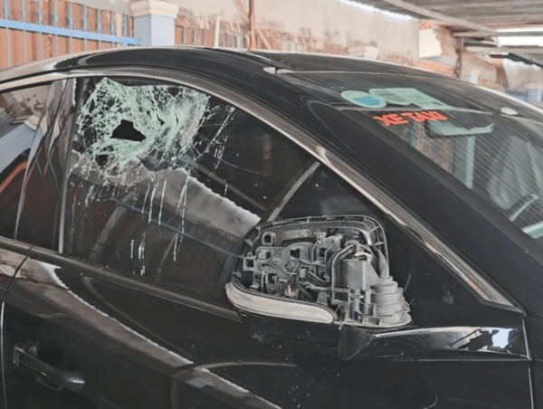 Cự cãi khi tham gia giao thông, thanh niên đi xe máy phá ô tô của tài xế công nghệ