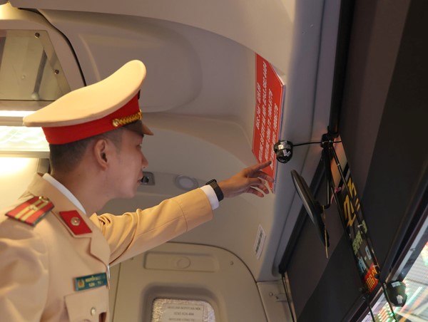 Cảnh sát giao thông quản lý camera hành trình, trong cabin ô tô