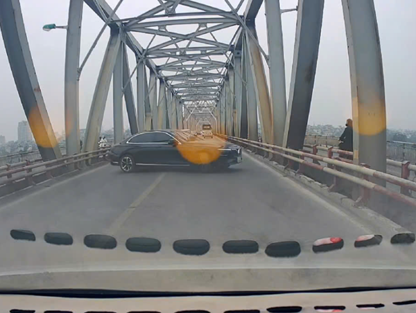 Hà Nội: Xử phạt tài xế ô tô quay đầu trên cầu Chương Dương