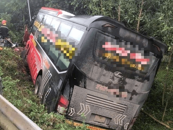 Phát hiện 10 bánh heroin và 15kg nghi ma túy trong xe khách bị tai nạn