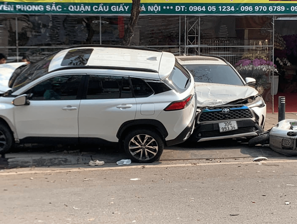 Hà Nội: Ô tô con mất lái gây tai nạn liên hoàn trên đường Nguyễn Phong Sắc