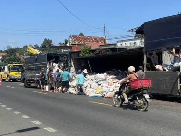 Xe tải lấn làn gây tai nạn liên hoàn 5 phương tiện, 1 người bị thương
