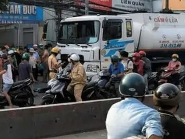 Va chạm với xe bồn chở xăng, tài xế xe ôm tử vong