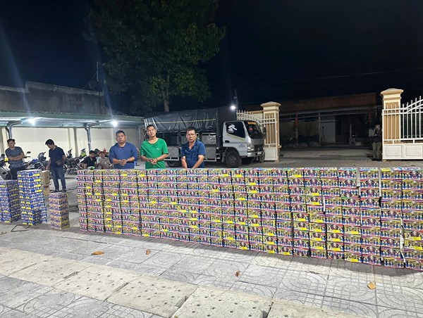 Phục kích bắt 600 kg pháo lậu từ Campuchia về Việt Nam