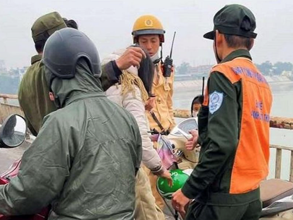 CSGT kịp ngăn cản người mẹ ôm con trai định nhảy xuống sông Hồng