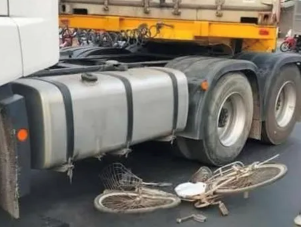 Xe đầu kéo va chạm xe đạp, 1 người bị thương