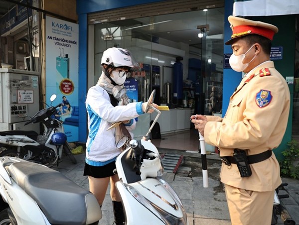 Xử phạt trung bình 350 người vượt đèn đỏ/ngày 