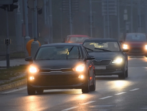 Ba trường hợp người lái xe cơ giới phải bật đèn khi tham gia giao thông