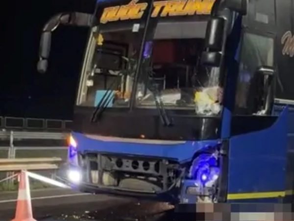 Va chạm với ô tô khách, một thanh niên đi xe máy tử vong