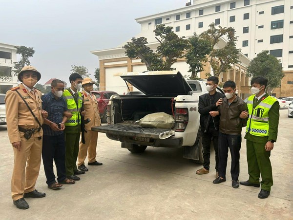 Bắt một Chủ tịch xã trên đường vận chuyển 35kg ma tuý và 4 bánh heroin