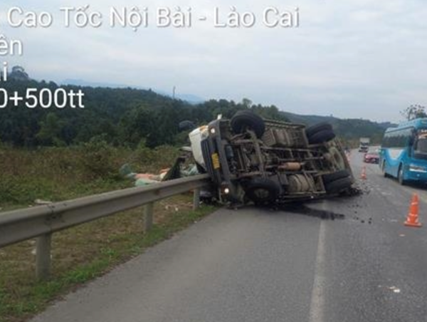 Ô tô tải lật ngửa trên cao tốc Nội Bài - Lào Cai