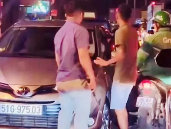 Điều tra vụ người đàn ông cầm gậy 3 khúc đánh tài xế xe ôm