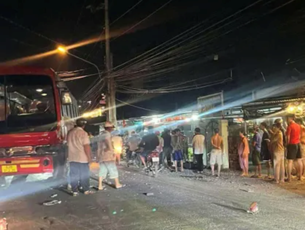 Phóng nhanh lao vào xe chở công nhân, nam thanh niên tử vong tại chỗ