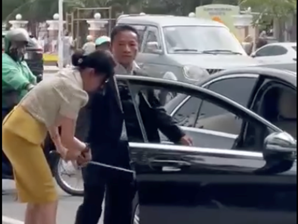 Người đàn ông đi ô tô rút kiếm đòi chém công nhân môi trường vì ngăn bẻ hoa