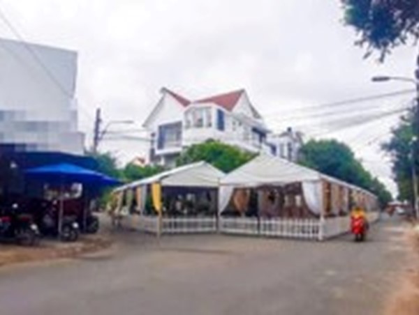 Dựng rạp cưới lấn chiếm lòng đường, vỉa hè: Phải xử lý nghiêm