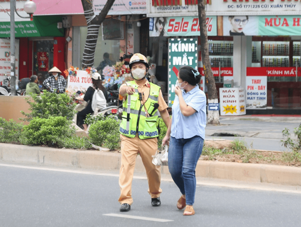 Đi bộ sang đường không đúng nơi quy định bị phạt bao nhiêu?