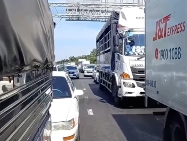 Đèn giao thông ngừng hoạt động, tài xế không dám chạy khiến đường ùn tắc