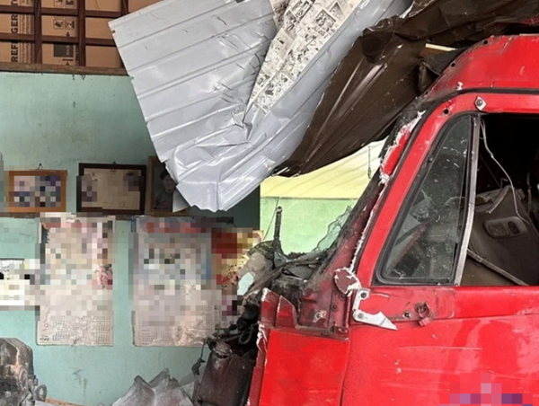 Xe tải mất lái lao vào nhà dân, 2 người lớn 4 trẻ em tử vong