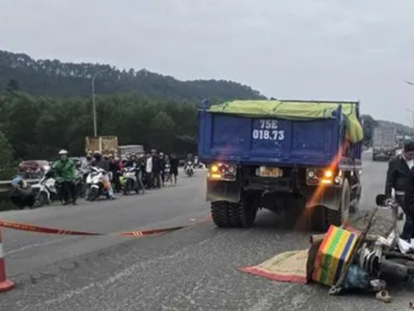 Va chạm xe tải chạy cùng chiều, một người đi xe máy tử vong