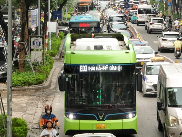 Xe buýt sử dụng nhiên liệu điện và khí: Đâu là lựa chọn tối ưu cho Hà Nội?