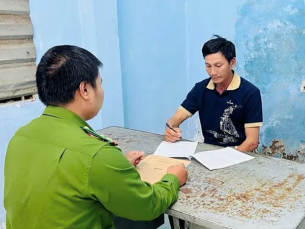 Tạm giữ đối tượng tấn công CSGT khi bị kiểm tra nồng độ cồn