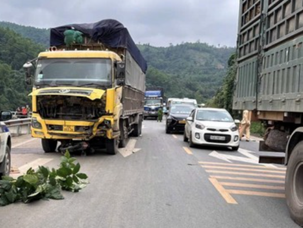 Va chạm xe tải, hai thanh niên đi xe máy tử vong