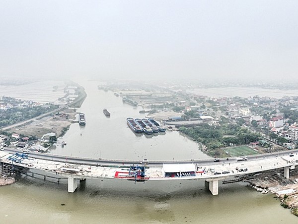 Hợp long cầu Lạc Quần mới tại Nam Định