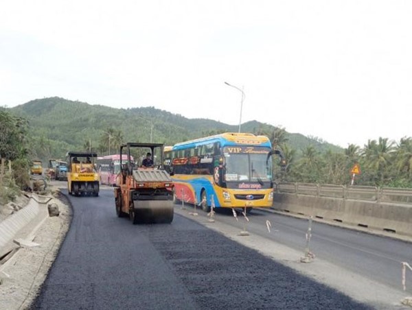 Tiếp tục duy tu, sửa chữa Quốc lộ 19C đoạn qua thị trấn La Hai, Phú Yên