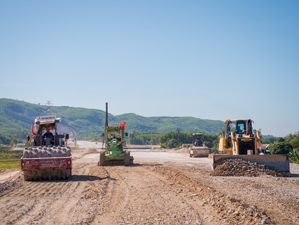 Nắm bắt thời tiết để thi công cao tốc Quảng Ngãi - Hoài Nhơn